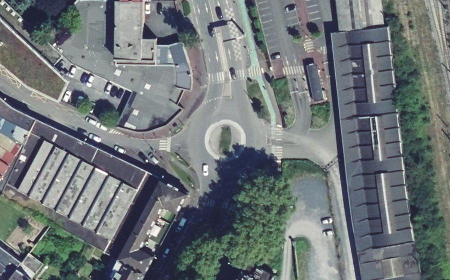 Vue aérienne du Rond-point anonyme n°61325520