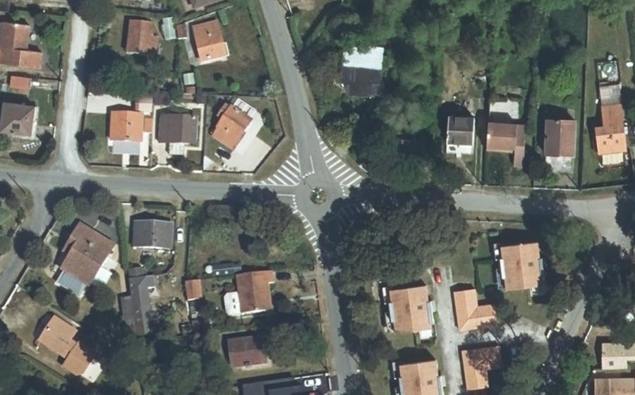 Vue aérienne du Rond-point anonyme n°61330950