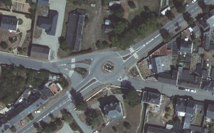 Vue aérienne du Rond-point anonyme n°613366385