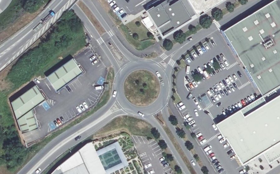 Vue aérienne du Rond-point anonyme n°61339679