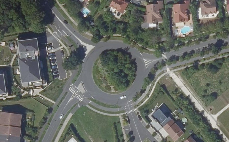 Vue aérienne du Rond-point anonyme n°613446749