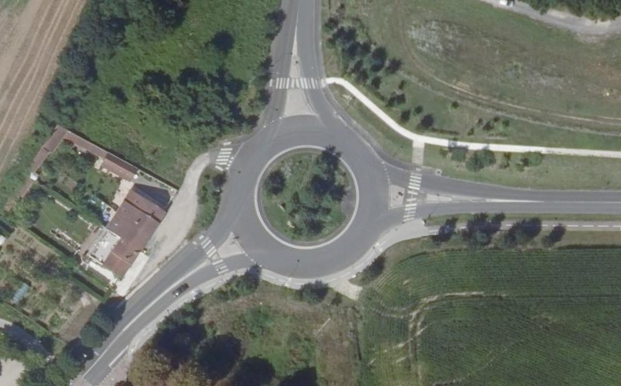 Vue aérienne du Rond-point anonyme n°613446802