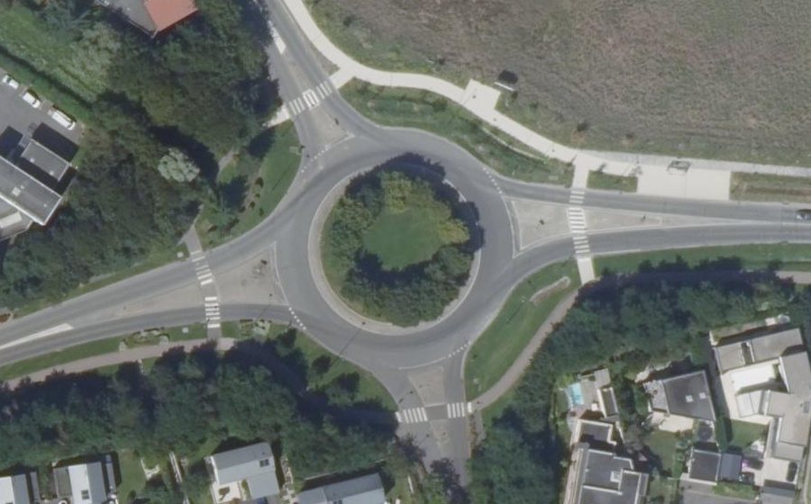 Vue aérienne du Rond-point anonyme n°613446895
