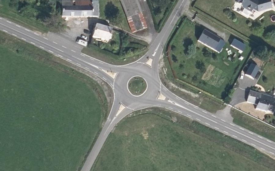 Vue aérienne du Rond-point anonyme n°613466048