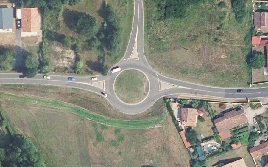 Vue aérienne du Rond-point anonyme n°613529207
