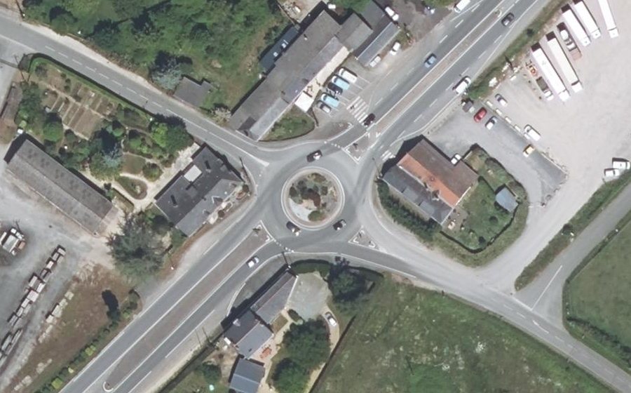 Vue aérienne du Rond-point anonyme n°613733243