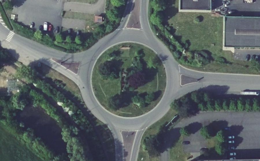 Vue aérienne du Rond-point anonyme n°61373510