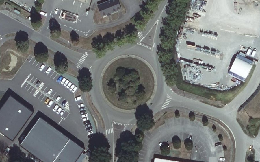 Vue aérienne du Rond-point anonyme n°61375125