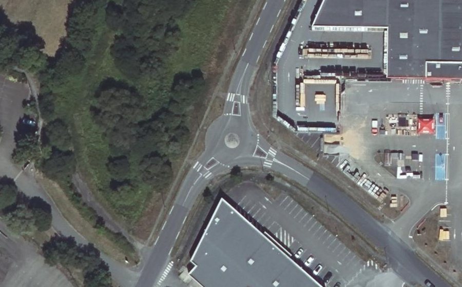 Vue aérienne du Rond-point anonyme n°61376873