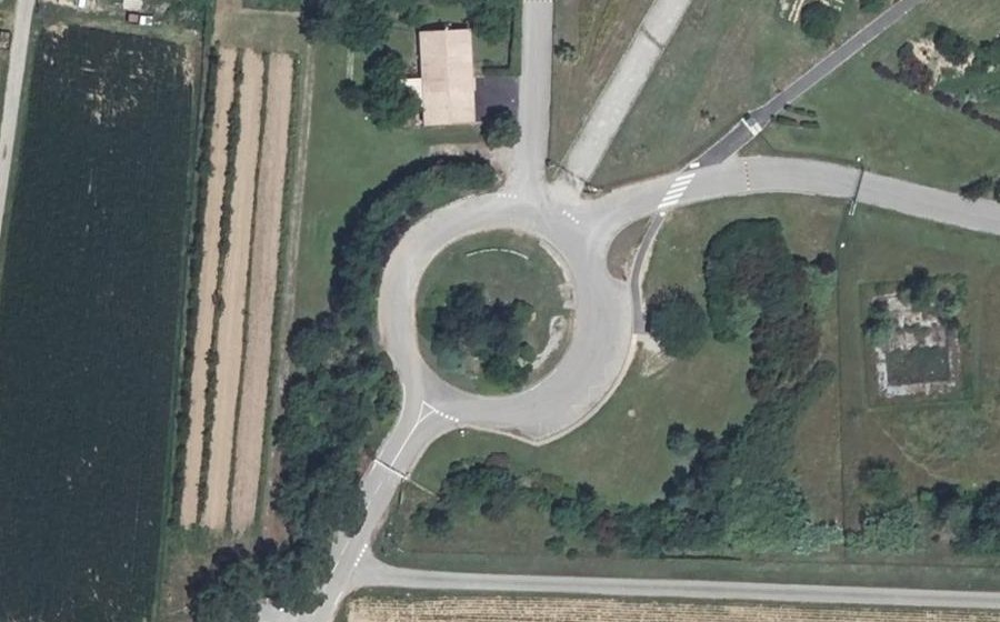 Vue aérienne du Rond-point anonyme n°61379899