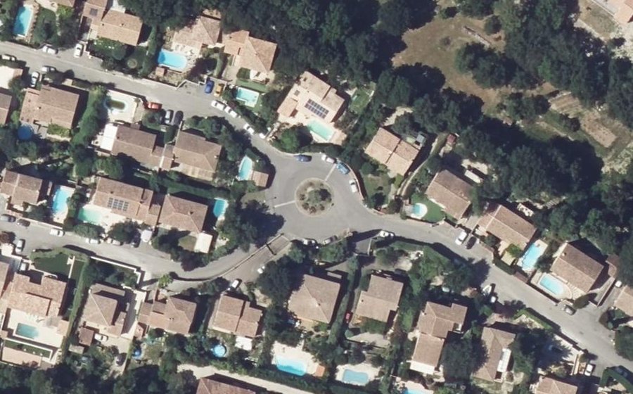 Vue aérienne du Rond-point anonyme n°613810767