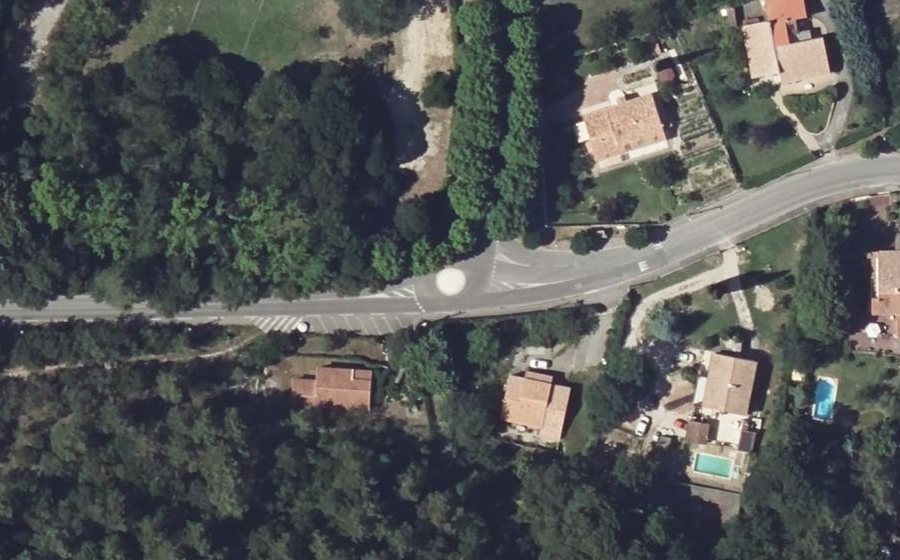 Vue aérienne du Rond-point anonyme n°613810784