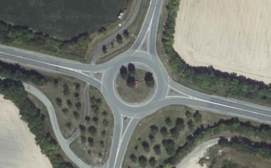 Vue aérienne du Rond-point anonyme n°61381734