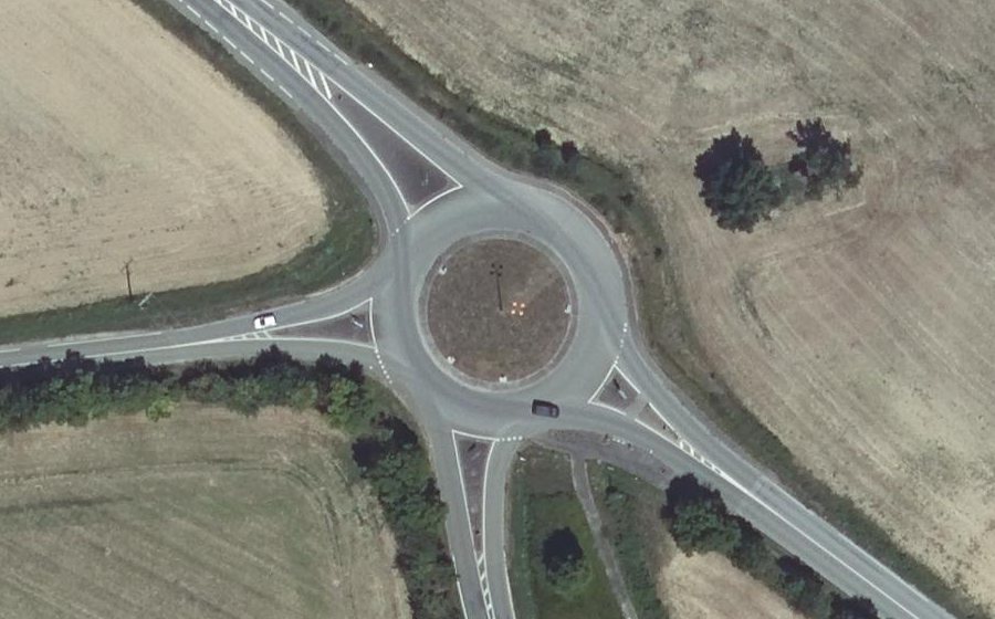 Vue aérienne du Rond-point anonyme n°61383625