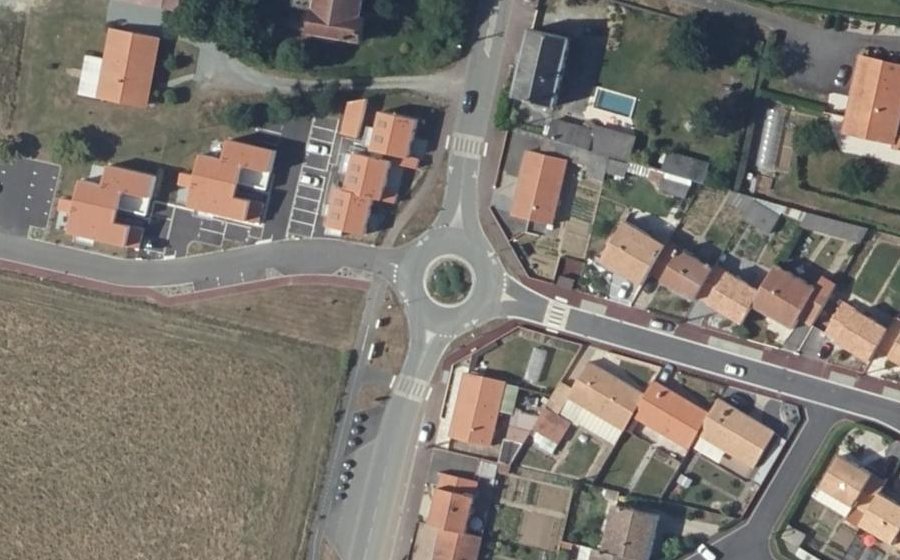 Vue aérienne du Rond-point anonyme n°613851818