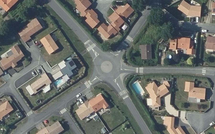 Vue aérienne du Rond-point anonyme n°613857255