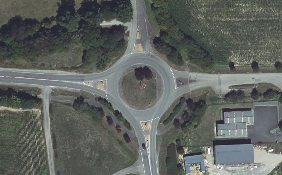 Vue aérienne du Rond-point anonyme n°61386028