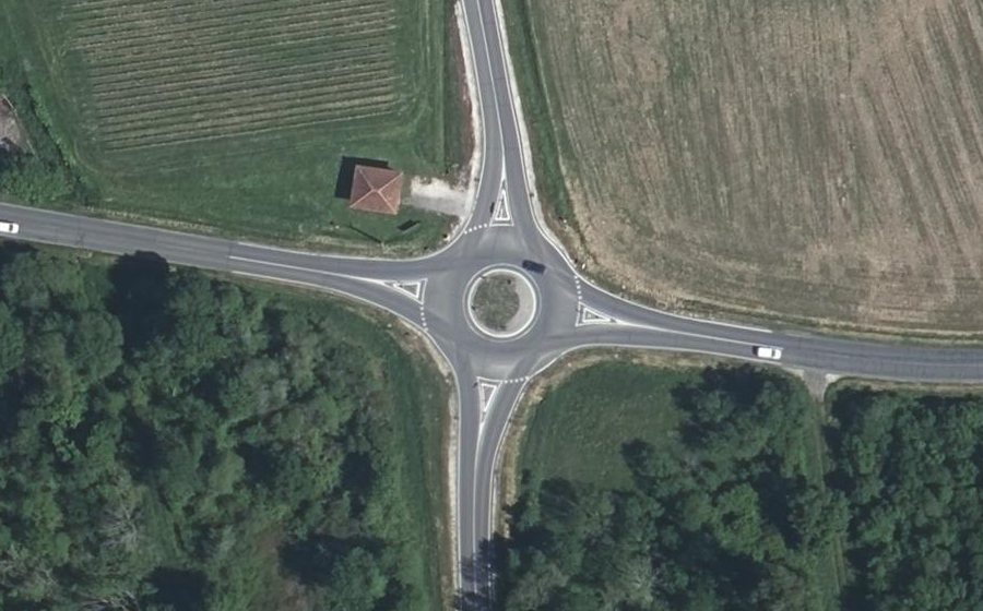 Vue aérienne du Rond-point anonyme n°614036829