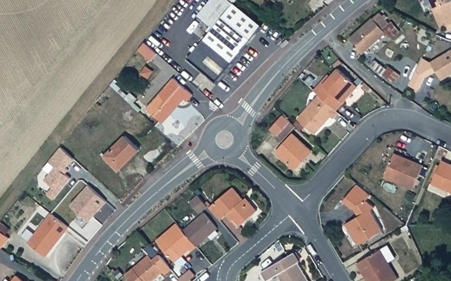 Vue aérienne du Rond-point anonyme n°614042349