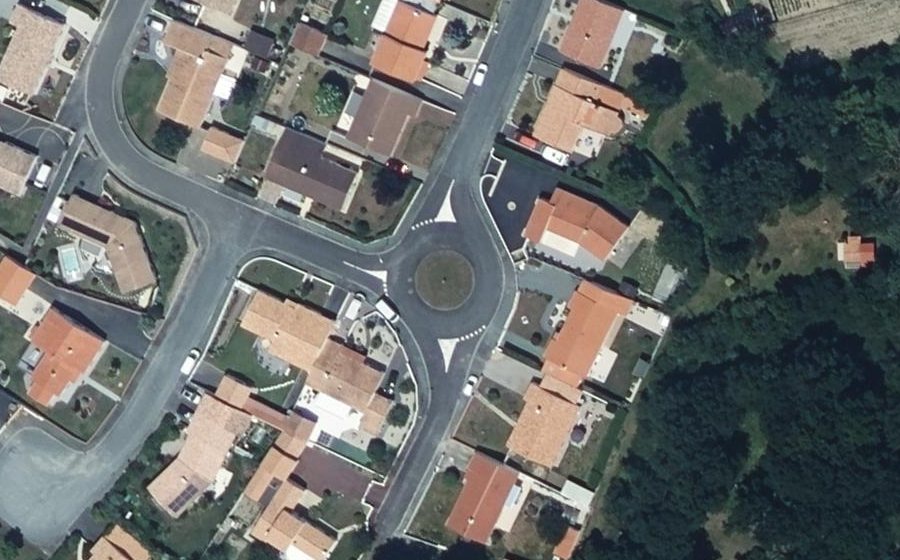 Vue aérienne du Rond-point anonyme n°614042351