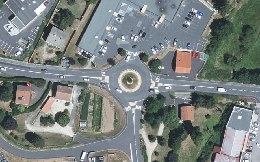 Vue aérienne du Rond-point anonyme n°614082670