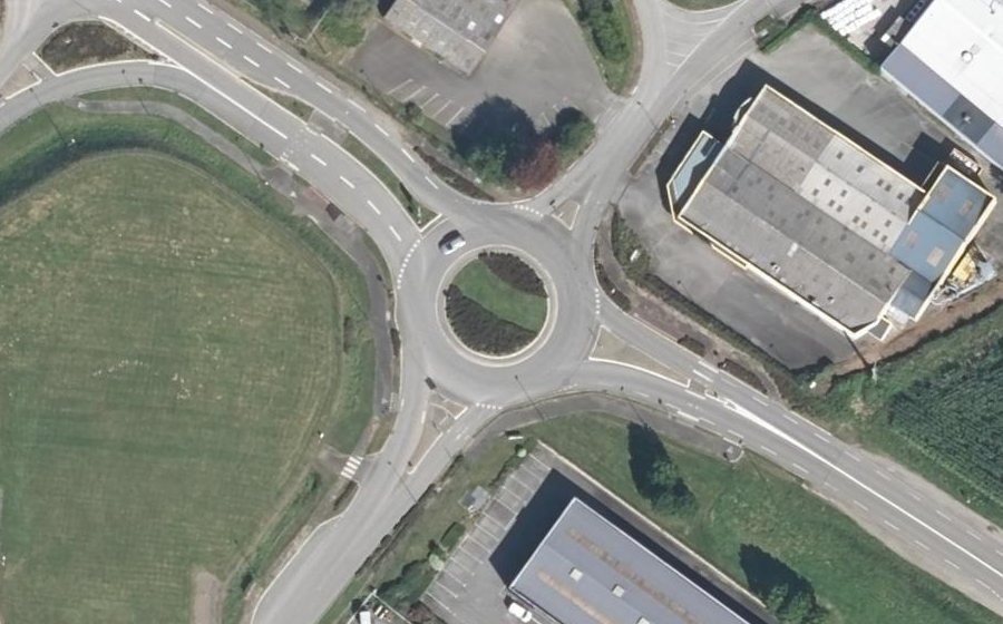 Vue aérienne du Rond-point anonyme n°614088060
