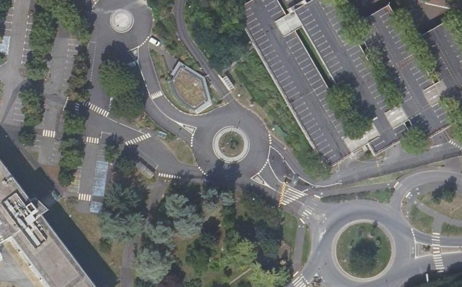 Vue aérienne du Rond-point anonyme n°614125760
