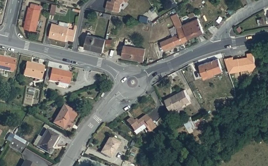 Vue aérienne du Rond-point anonyme n°61417505
