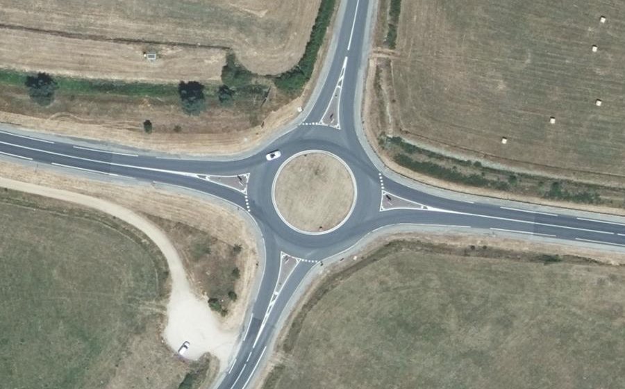 Vue aérienne du Rond-point anonyme n°614180936