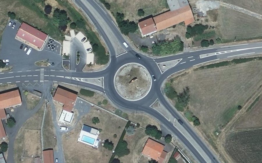 Vue aérienne du Rond-point anonyme n°614185356