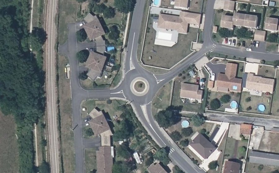 Vue aérienne du Rond-point anonyme n°614212890