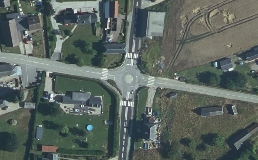 Vue aérienne du Rond-point anonyme n°614414281