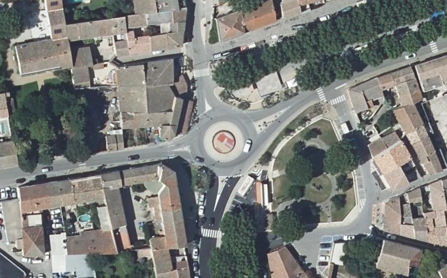 Vue aérienne du Rond-point anonyme n°614446203