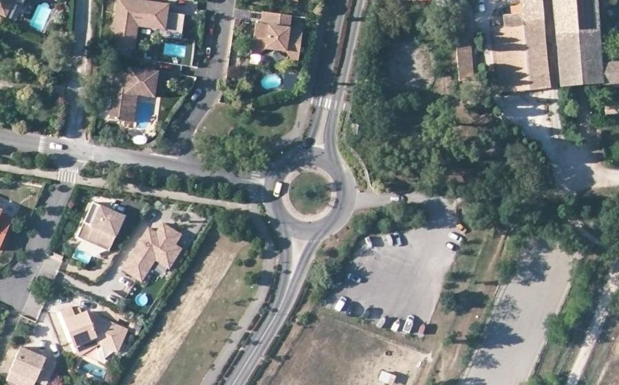 Vue aérienne du Rond-point anonyme n°614513569