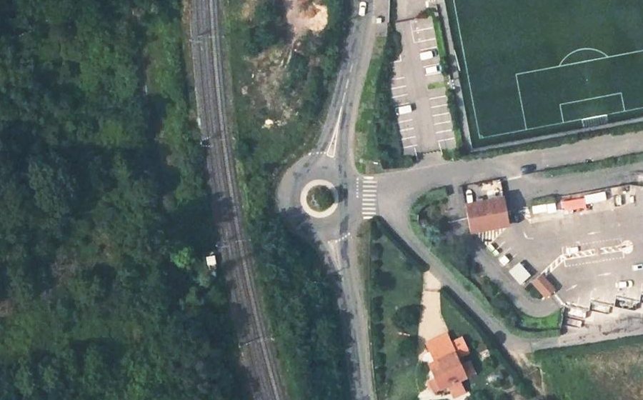Vue aérienne du Rond-point anonyme n°61452413