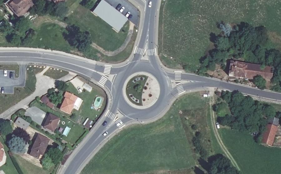 Vue aérienne du Rond-point anonyme n°614527230