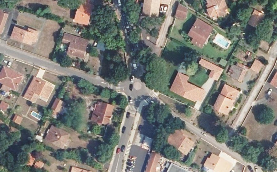 Vue aérienne du Rond-point anonyme n°614531827
