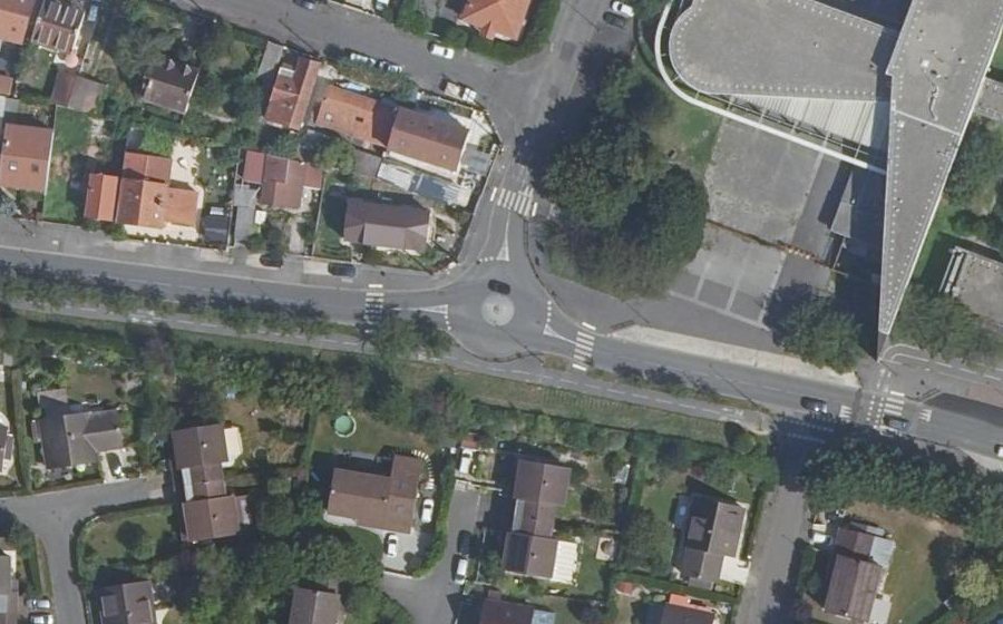 Vue aérienne du Rond-point anonyme n°614595033