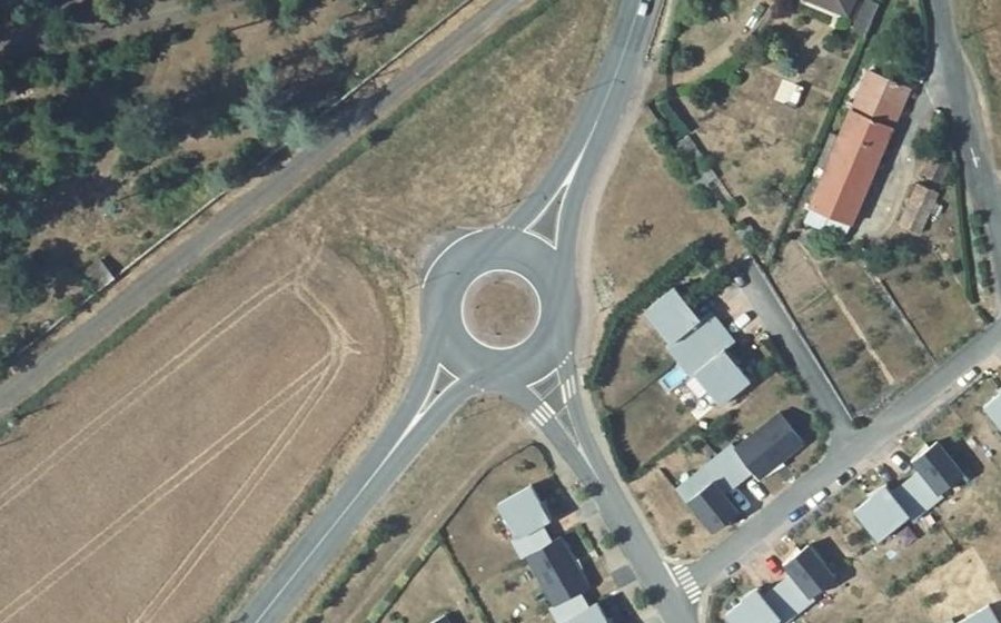 Vue aérienne du Rond-point anonyme n°614767272