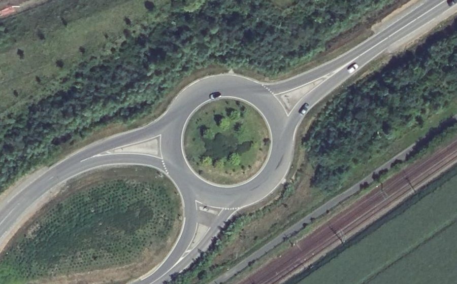 Vue aérienne du Rond-point anonyme n°614775395