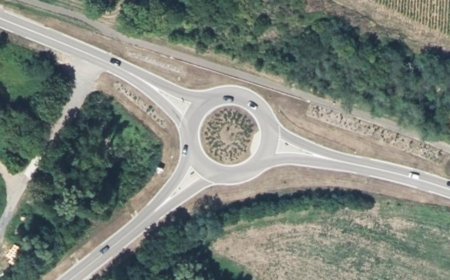 Vue aérienne du Rond-point anonyme n°614916544
