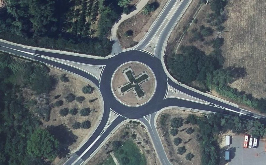 Vue aérienne du Rond-point anonyme n°615439858