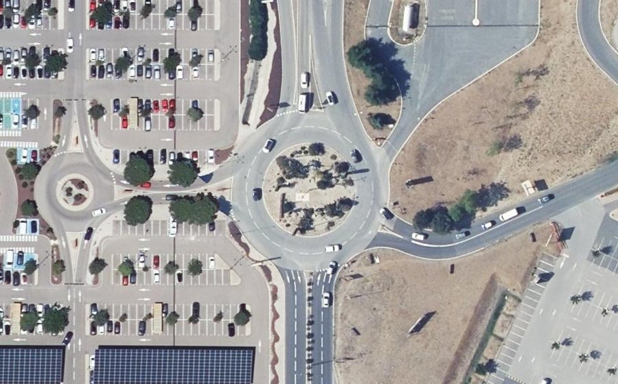 Vue aérienne du Rond-point anonyme n°615440069