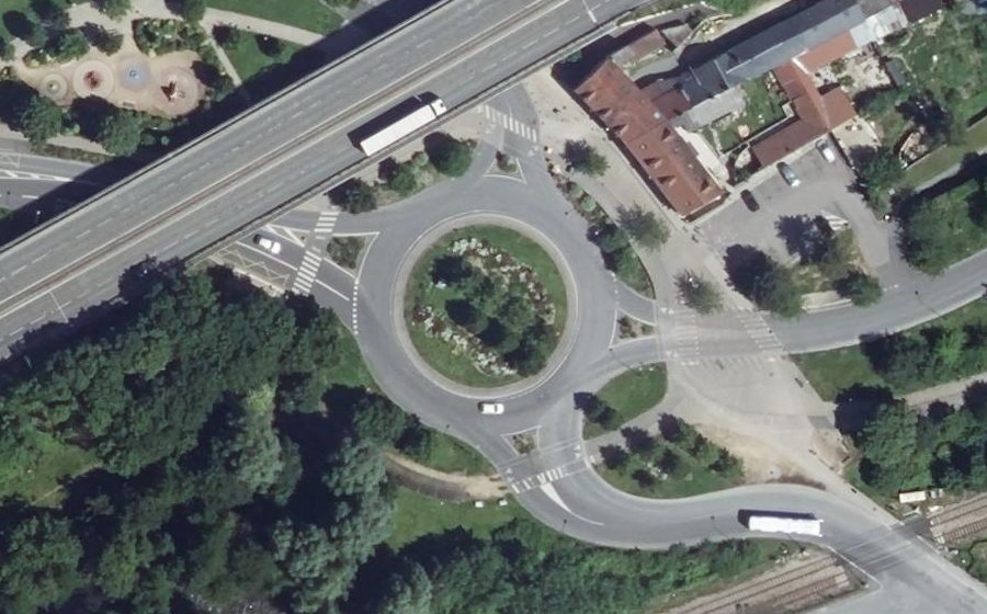 Vue aérienne du Rond-point anonyme n°615491788
