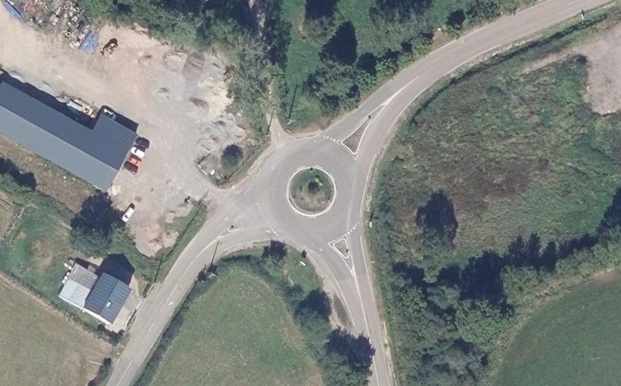 Vue aérienne du Rond-point anonyme n°615491959
