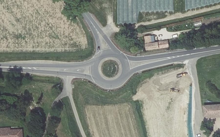 Vue aérienne du Rond-point anonyme n°615596970