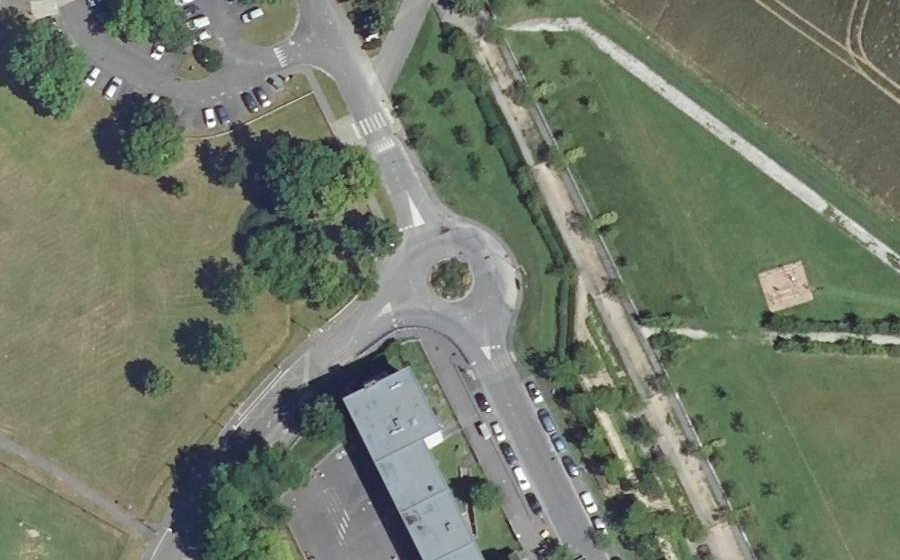 Vue aérienne du Rond-point anonyme n°615635978