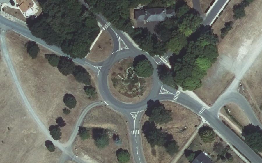 Vue aérienne du Rond-point anonyme n°61564784
