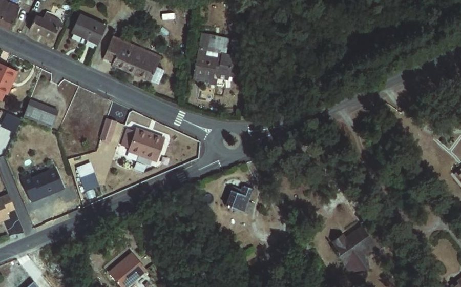 Vue aérienne du Rond-point anonyme n°61564830