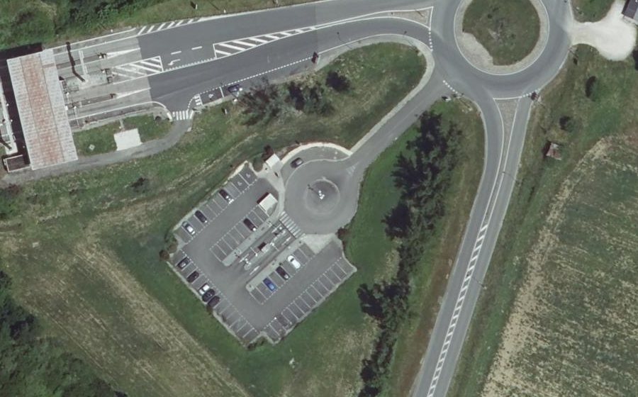 Vue aérienne du Rond-point anonyme n°615725149